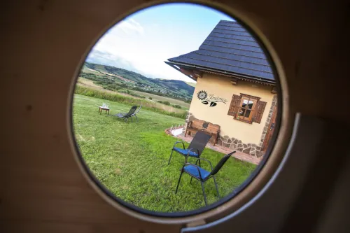 Výhľad zo sauny na chalúpku